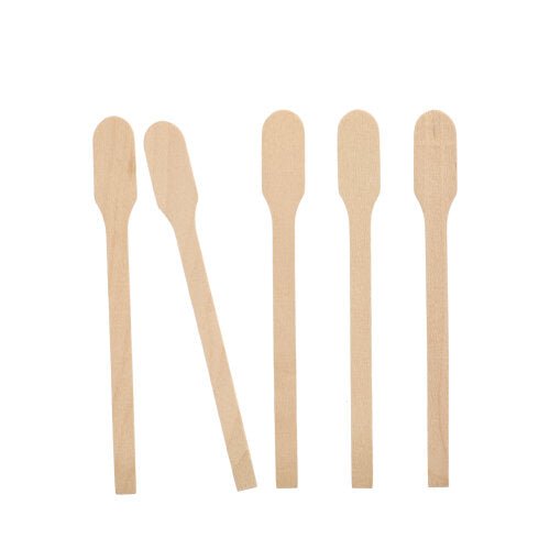Cinco PAPSTAR colheres de mexer "pure" da PAPSTAR GmbH estão dispostas verticalmente sobre um fundo branco. Cada colher de mexer de madeira destaca-se pela sua cor naturalmente clara, a extremidade plana e arredondada, e o cabo longo.