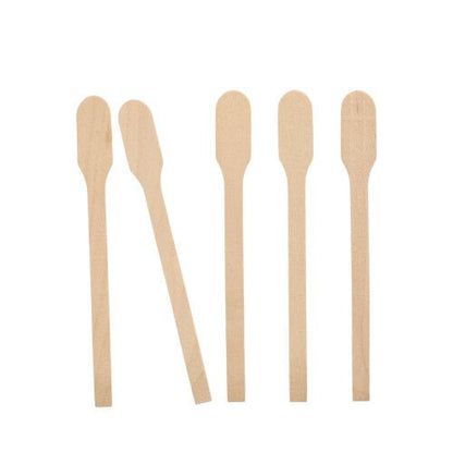 Cinco PAPSTAR colheres de mexer "pure" da PAPSTAR GmbH estão dispostas verticalmente sobre um fundo branco. Cada colher de mexer de madeira destaca-se pela sua cor naturalmente clara, a extremidade plana e arredondada, e o cabo longo.