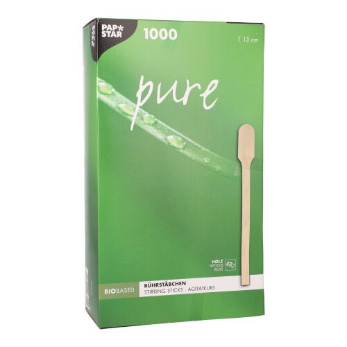 Uma caixa verde PAPSTAR "pure" da PAPSTAR GmbH com 1000 colheres de mexer sem lascas, leves e naturais de 13 cm de comprimento, é decorada com uma foto de uma única colher e indica que o produto é biobaseado e feito de madeira.