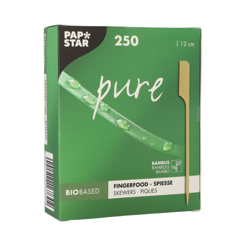 Uma caixa verde com a inscrição "PAPSTAR 250 Espetos para Fingerfood 'pure'" da PAPSTAR GmbH contém 250 espetos de bambu de 12 cm, que são perfeitos para buffets de festa. A embalagem mostra um espeto, uma planta verde e as inscrições "Biobased" e "Bamboo".