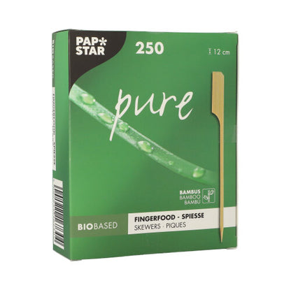 Uma caixa verde com a inscrição "PAPSTAR 250 Espetos para Fingerfood 'pure'" da PAPSTAR GmbH contém 250 espetos de bambu de 12 cm, que são perfeitos para buffets de festa. A embalagem mostra um espeto, uma planta verde e as inscrições "Biobased" e "Bamboo".