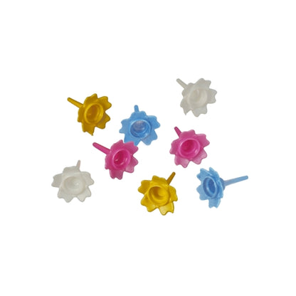 Nove suportes coloridos PAPSTAR para velas de aniversário da PAPSTAR GmbH estão dispostos sobre um fundo branco - uma decoração ideal para bolos de aniversário. Classificados por cores, disponíveis numa caixa dobrável de 144 peças.