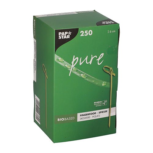 A caixa verde "PAPSTAR 250 palitos para finger food - Picker 'pure'" da PAPSTAR GmbH contém 250 espetos de bambu ecológicos e biodegradáveis (6 cm), ideais para finger food. A embalagem destaca o uso sustentável com uma imagem de espeto na caixa.