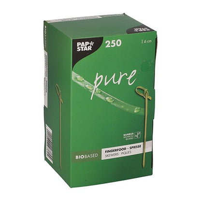 A caixa verde "PAPSTAR 250 palitos para finger food - Picker 'pure'" da PAPSTAR GmbH contém 250 espetos de bambu ecológicos e biodegradáveis (6 cm), ideais para finger food. A embalagem destaca o uso sustentável com uma imagem de espeto na caixa.