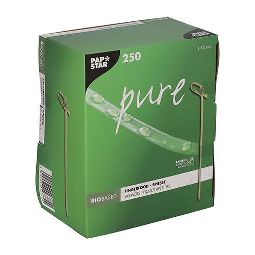 Uma caixa verde "PAPSTAR 250 palitos para finger food - Picker 'pure'" da PAPSTAR GmbH contém 250 espetos ecológicos e biodegradáveis (à 10 cm); na embalagem estão ilustrados um espeto e uma folha com gotas de água.