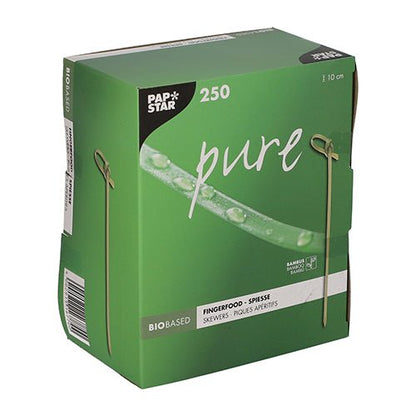 Uma caixa verde "PAPSTAR 250 palitos para finger food - Picker 'pure'" da PAPSTAR GmbH contém 250 espetos ecológicos e biodegradáveis (à 10 cm); na embalagem estão ilustrados um espeto e uma folha com gotas de água.