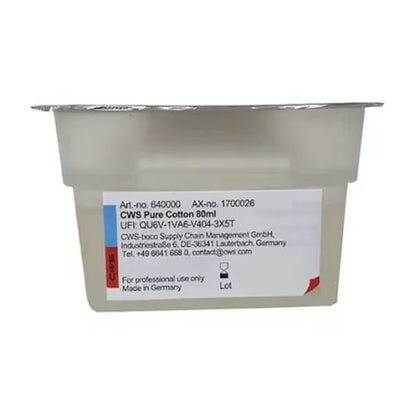 Um recipiente de plástico retangular com a inscrição "CWS ParadiseLine Fragrância para Casa de Banho para Dispensador de Fragrâncias Paradise Air Bar", com embalagem branca e cinza, além de acentos azuis e vermelhos. Ideal para dispensadores de fragrâncias, informações do fabricante na frente. Marca: CWS.