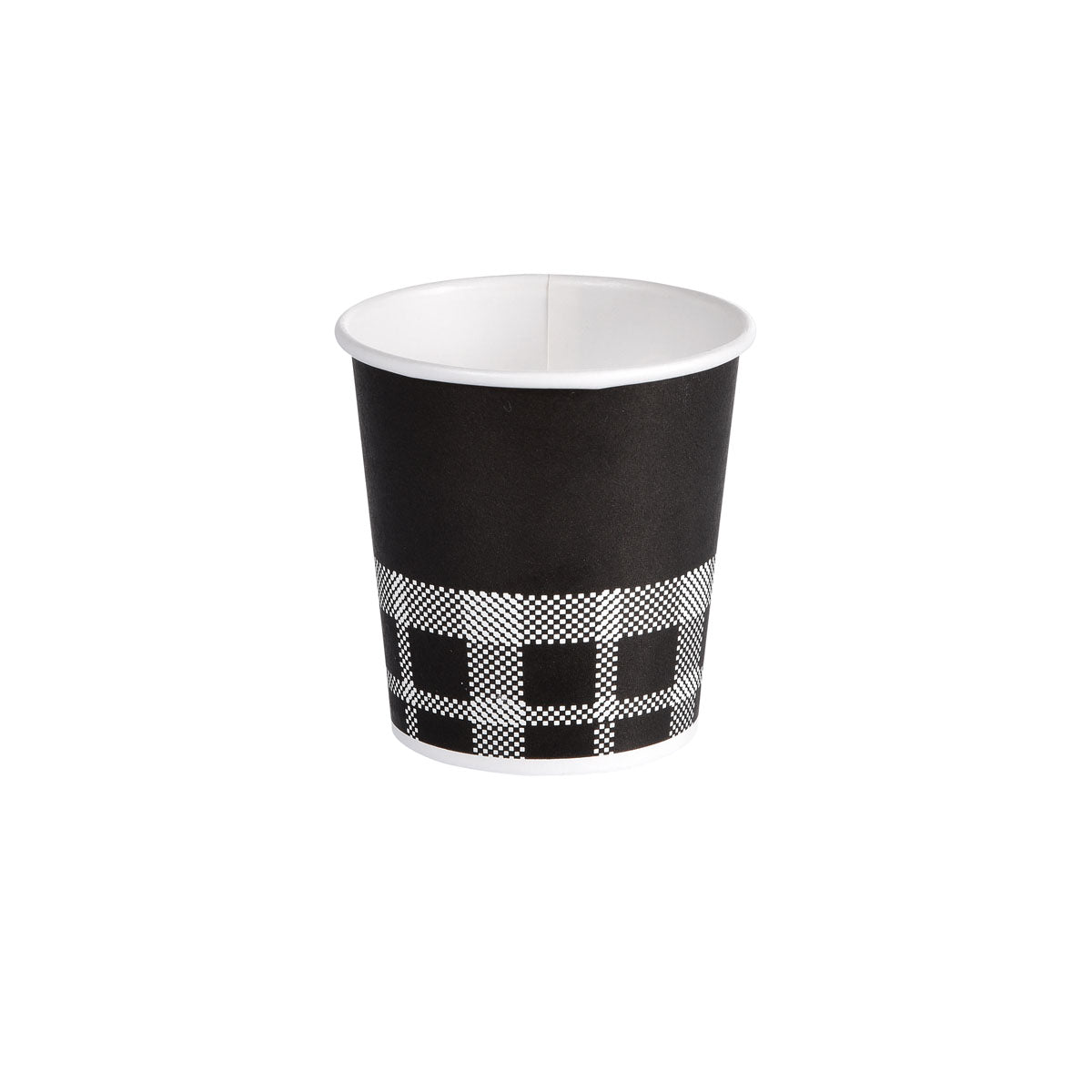 O copo Izza preto impresso da Duni GmbH em PAP/PE com interior branco e padrão xadrez preto e branco na base está em pé sobre um fundo branco - um copo de café ecológico.