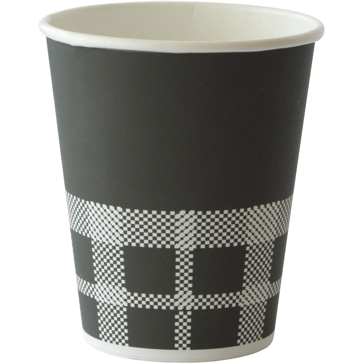 O copo Izza preto impresso da Duni GmbH é um copo de papel PAP/PE ecológico com design simples, interior branco e padrão de tabuleiro de xadrez pixelado preto e branco na borda inferior.