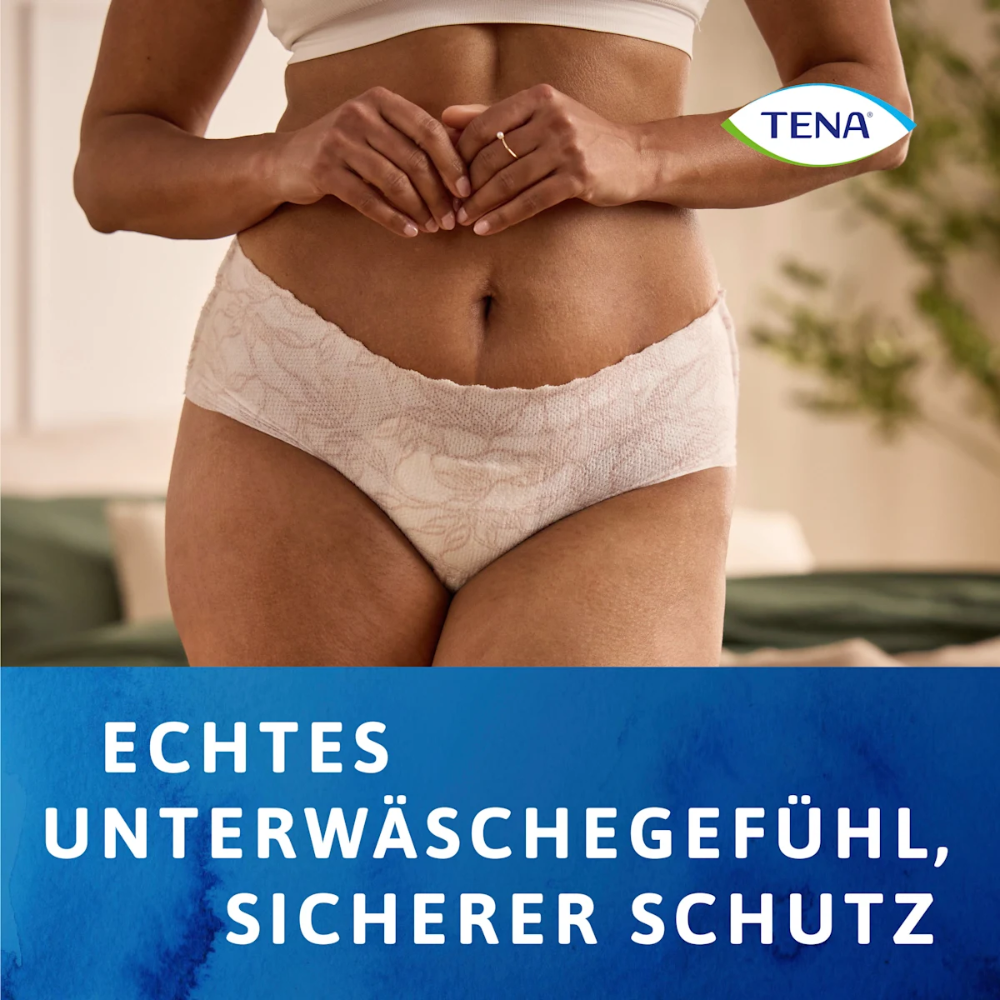 Uma mulher veste das omoplatas até o meio das coxas a TENA Silhouette Plus White Inkontinenzpants da TENA – Essity Germany GmbH. A imagem mostra o logotipo TENA e o texto alemão: “SENSAÇÃO DE ROUPA ÍNTIMA REAL, PROTEÇÃO SEGURA” em fundo azul.