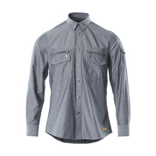 Camisa em cambraia com forro em mesh, jeans escuro lavado