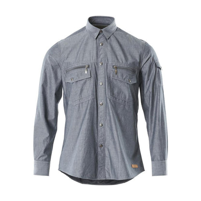 Camisa em cambraia com forro em mesh, jeans escuro lavado