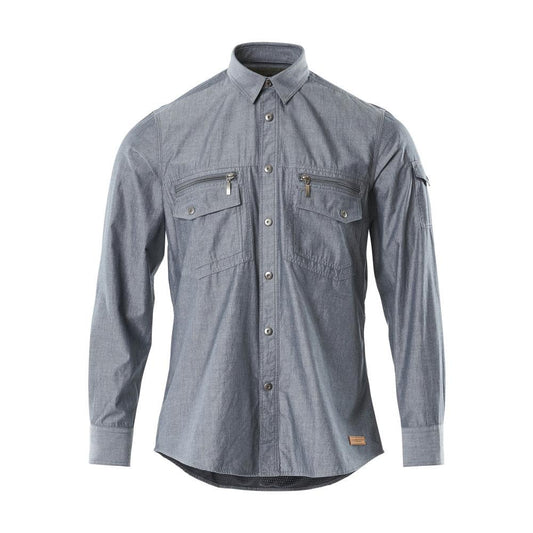 Camisa em cambraia com forro em mesh, jeans escuro lavado