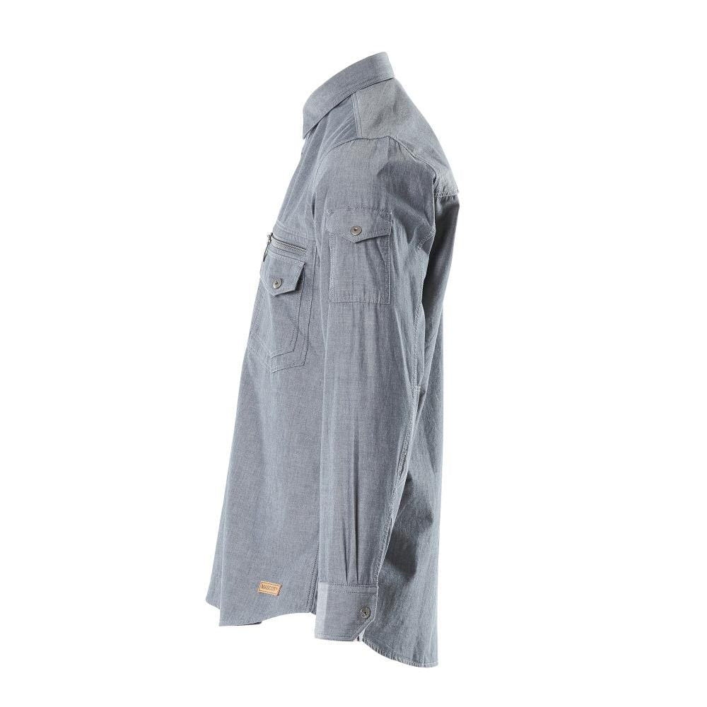 Camisa em cambraia com forro em mesh, jeans escuro lavado
