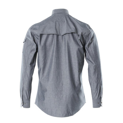 Camisa em cambraia com forro em mesh, jeans escuro lavado