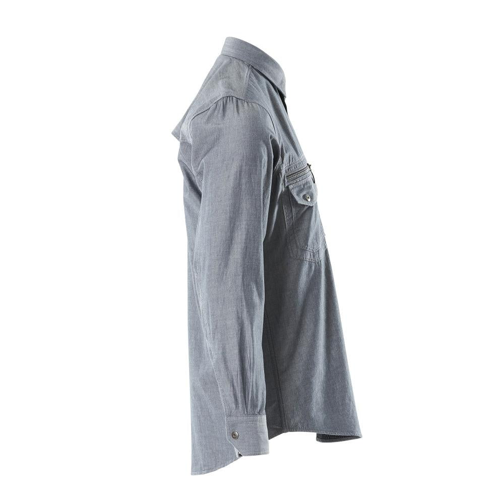 Camisa em cambraia com forro em mesh, jeans escuro lavado