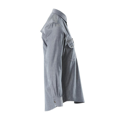 Camisa em cambraia com forro em mesh, jeans escuro lavado