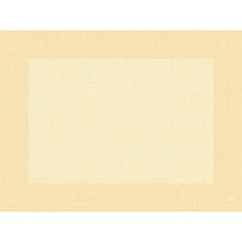 Um fundo de hachura cruzada em amarelo claro e bege reflete a elegância suave e sutil dos individuais de mesa Dunicel 30 x 40 cm Linnea creme (embalagem de 100 unidades) da Duni GmbH, ideal para dar um toque refinado e emoldurado a qualquer decoração de mesa.