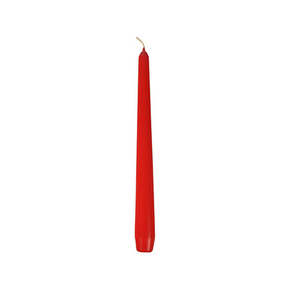 Uma única vela Starpak 50 Ø 2,2 cm - 25 cm em vermelho, não acesa, está ereta em frente a um fundo branco, com ponta afiada e pavio visível - ideal para um ambiente acolhedor.