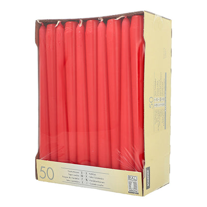 Uma caixa de papelão com 50 velas Ø 2,2 cm - 25 cm da Starpak mostra velas vermelhas cônicas de pé através de uma frente transparente, com informações do produto na lateral. Cada vela tem 25 cm de comprimento e é fabricada pela Starpak.