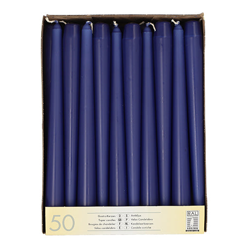 Uma caixa de papelão com 50 velas cônicas azul-escuras Starpak (Ø 2,2 cm, 25 cm), rotulada na parte inferior com informações do produto e aviso de longa duração de queima.