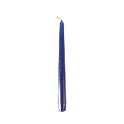 Uma única vela Starpak 50 (azul escuro, 25 cm de altura, Ø 2,2 cm), não acesa, está ereta sobre uma base branca com ponta ligeiramente afiada e pavio visível.