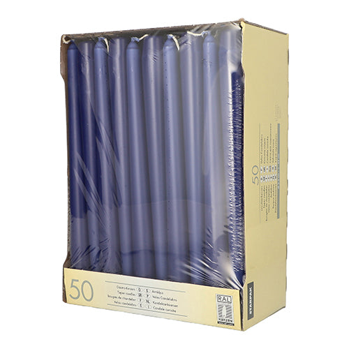 Uma caixa bege Starpak contém 50 velas cônicas azuis (Ø 2,2 cm, 25 cm), parcialmente embrulhadas em plástico transparente, com informações do produto na lateral e na frente.