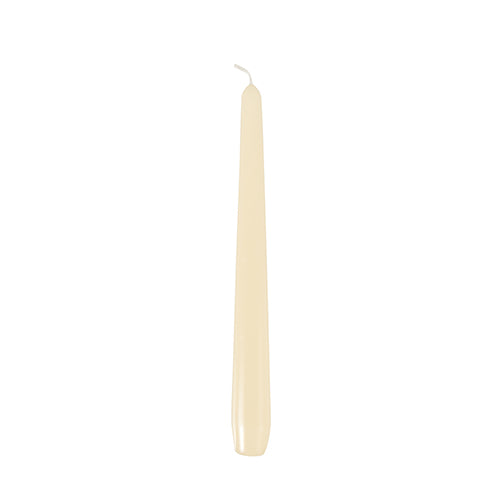 Uma única vela Starpak 50 Ø 2,2 cm - 25 cm, não acesa, está ereta em frente a um fundo branco simples.