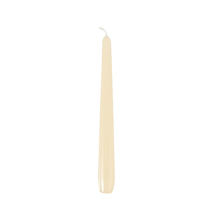 Uma única vela Starpak 50 Ø 2,2 cm - 25 cm, não acesa, está ereta em frente a um fundo branco simples.