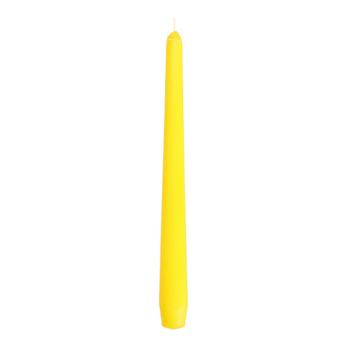 Uma única vela amarela cônica com pavio visível está ereta em frente a um fundo branco, oferecendo um contraste vibrante com as clássicas velas Starpak 50 Ø 2,2 cm - 25 cm.