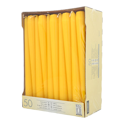 Uma caixa de papelão com 50 velas cônicas Starpak (Ø 2,2 cm, 25 cm), cada uma em pé e envolta em filme transparente, mostra na frente e nas laterais da embalagem a quantidade, informações do produto e sua longa duração.