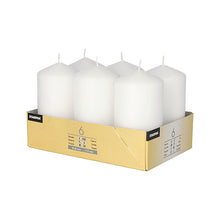 O conjunto Starpak 6 velas grossas Ø 60 mm · 115 mm contém seis grandes velas brancas de cera de alta qualidade, ordenadamente dispostas numa bandeja de cartão bege com detalhes impressos – perfeito para uma longa duração de queima.