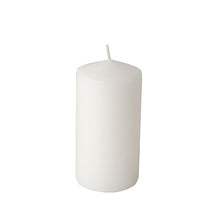 As Starpak 6 velas grossas (Ø 60 mm, 115 mm) impressionam com sua longa duração de queima e design simples. As velas brancas ficam eretas com um pavio diante de um fundo branco.
