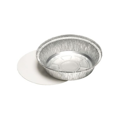 Uma forma de panificação Starpak 25 Schalen, Alu + tampa de inserção, revestida em PP com uma tampa de cartão plana correspondente está próxima sobre um fundo branco simples.