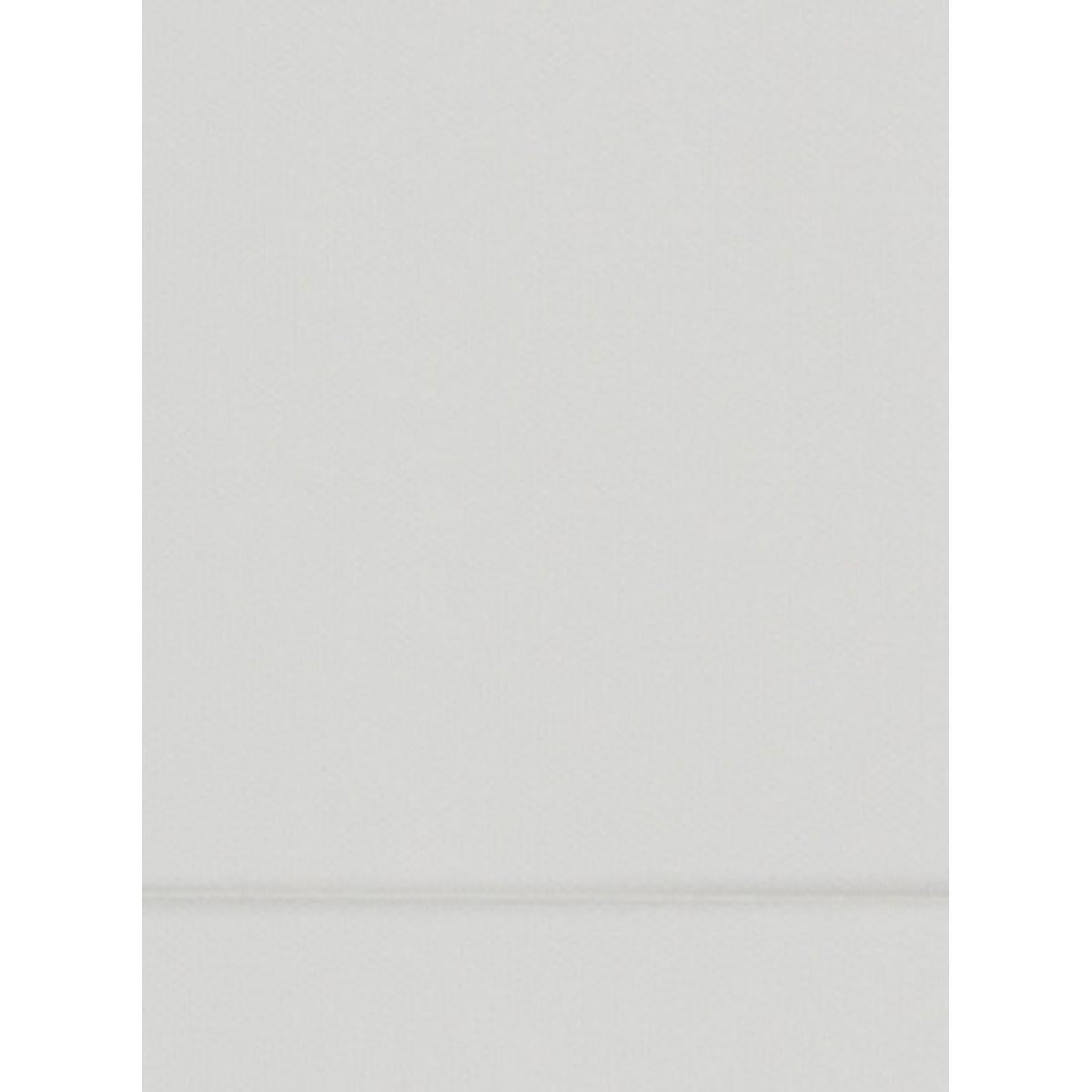 Uma superfície lisa e cinza-clara com uma linha horizontal fraca se assemelha ao serviço de dispensador Duni GmbH 24x30 cm, branco (pacote com 300 guardanapos; 36 rolos de 300 unid.), que apresenta uma estrutura uniforme e mede cerca de 24 x 30 cm.