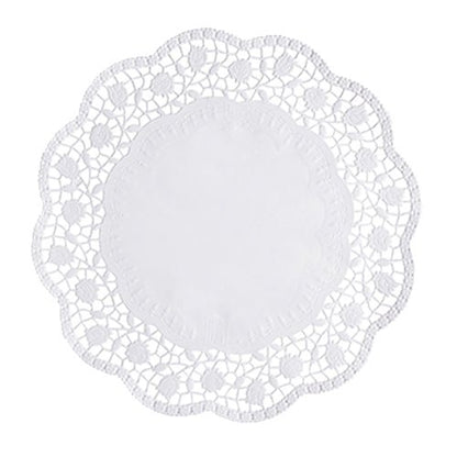 As PAPSTAR 250 doilies redondas brancas da PAPSTAR GmbH são feitas de toalhinhas de papel redondas brancas com bordas onduladas e um padrão floral em estilo rendado – perfeito para a apresentação elegante de bolos.