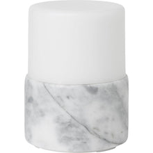 Der LED Kerzenhalter Stone von Duni GmbH (105x75 mm, 1 Stück) mit weiß-marmoriertem Design und mattem Deckel setzt auf jedem Tisch einen stilvollen Akzent und spendet helles Licht für Ihre Dekoration.