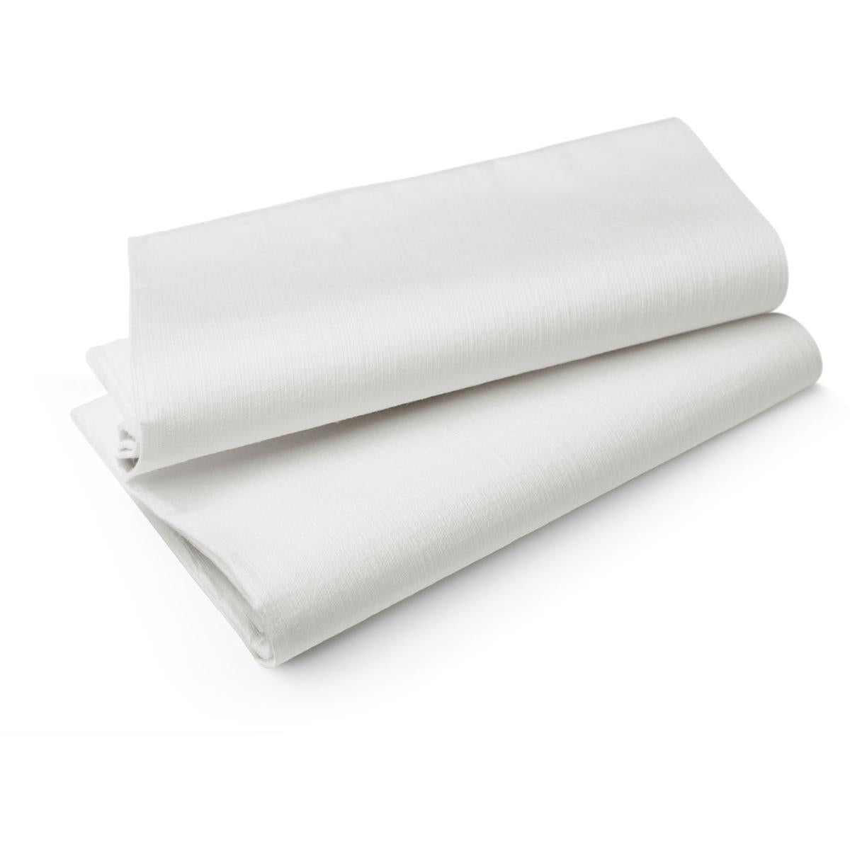 Duas toalhas de mesa Evolin dobradas 84x84 cm, brancas da Duni GmbH (pacote com 84 unidades) estão colocadas sobre um fundo branco simples. A toalha de mesa de alta qualidade parece lisa e limpa.