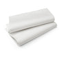 Duas toalhas de mesa Evolin dobradas 84x84 cm, brancas da Duni GmbH (pacote com 84 unidades) estão colocadas sobre um fundo branco simples. A toalha de mesa de alta qualidade parece lisa e limpa.