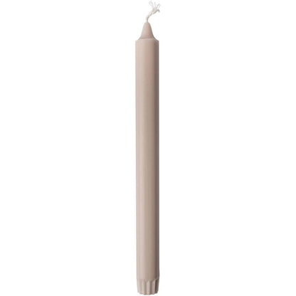 Uma única vela cônica Duni GmbH não acesa de 100% estearina (250 x 22 mm) está em pé com pavio visível e base levemente canelada, conhecida por sua longa duração de queima de 9 horas.