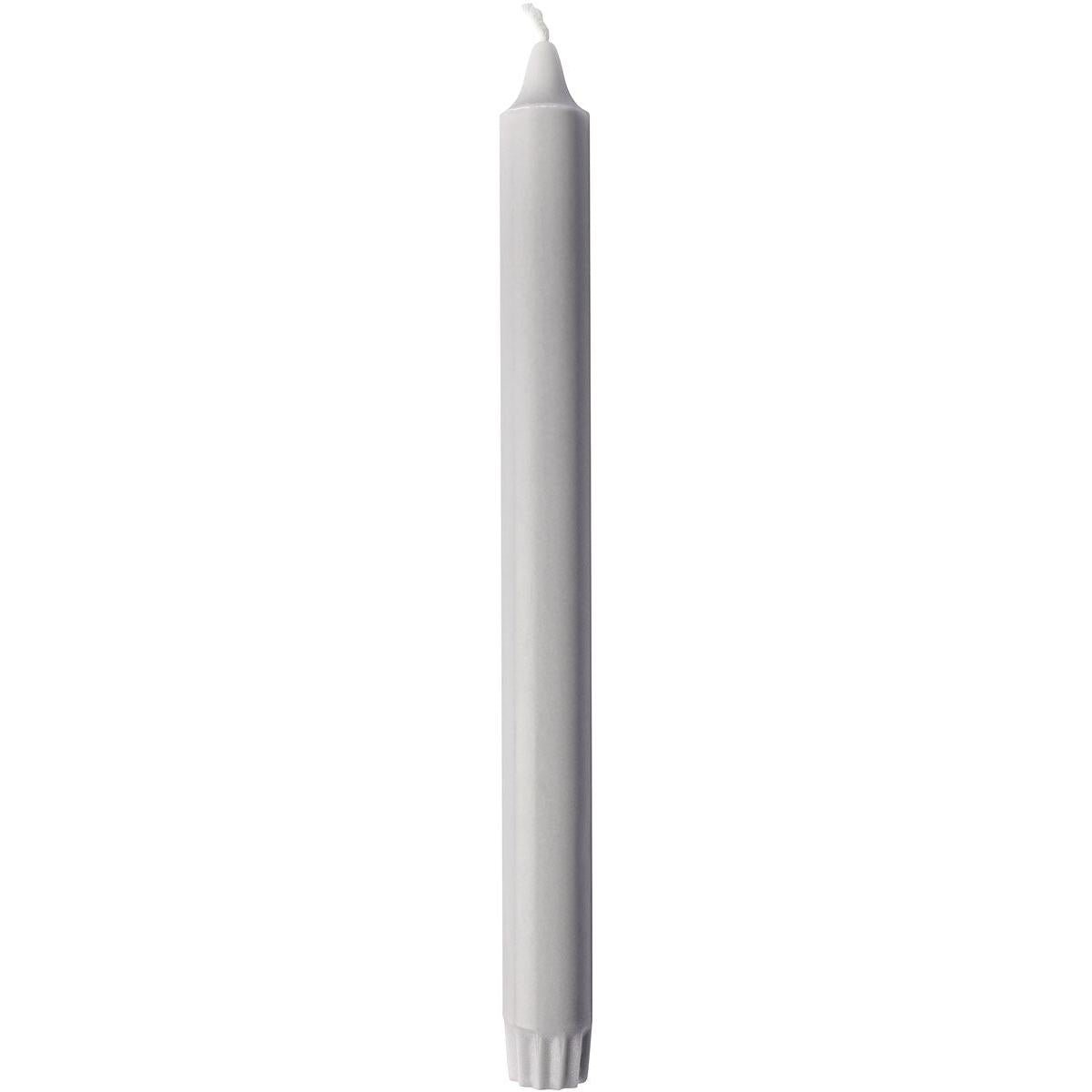 Uma vela cônica branca não utilizada de 100% estearina da Duni GmbH (250 x 22 mm, 9h de duração de queima) com pavio visível e base canelada está em pé diante de um fundo simples.