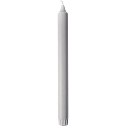 Uma vela cônica branca não utilizada de 100% estearina da Duni GmbH (250 x 22 mm, 9h de duração de queima) com pavio visível e base canelada está em pé diante de um fundo simples.