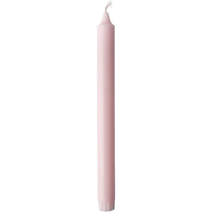 Uma alta vela cônica cilíndrica rosa de 100% estearina (250 x 22 mm, 9h) da Duni GmbH com um pavio branco não aceso está em pé diante de um fundo branco e é conhecida por sua longa duração de queima.