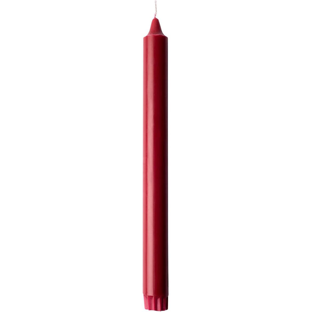 Uma única vela cônica vermelha não acesa de 100% estearina da Duni GmbH (250 x 22 mm) com superfície lisa e ponta afiada está em pé diante de um fundo branco e tem uma longa duração de queima de 9 horas.
