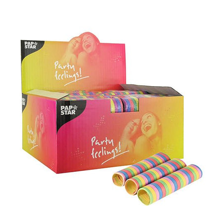 Uma caixa de exibição colorida da PAPSTAR GmbH com a inscrição "PAP STAR Partygefühle!" contém vários PAPSTAR 3 serpentinas 4 m enroladas. Na frente, estão ilustradas três serpentinas, a caixa mostra pessoas sorridentes e decorações de alta qualidade.