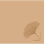 Ein minimalistisches Bild mit einem einzeiligen Ginkgoblatt unten rechts, beschriftet mit "ecoecho", auf einem hellbraunen Hintergrund - ideal für Duni GmbH Dunisoft-Servietten 40 x 40 cm 1/4 Falz oder andere hochwertige Servietten.