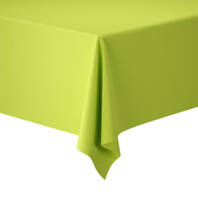 Um close-up mostra o canto de uma mesa retangular com uma toalha de papel verde brilhante 50x1,18 m em Kiwi da Duni GmbH, que está suavemente drapeada e pendurada ordenadamente diante de um fundo branco.