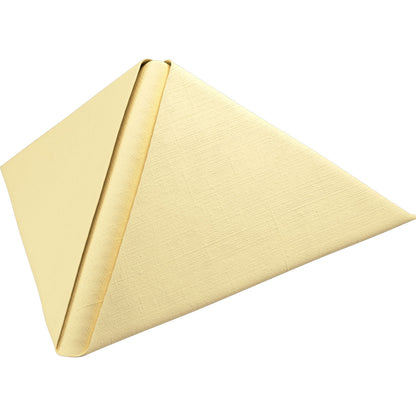 Um guardanapo Dunilin bege ou amarelo claro 48 x 48 cm 1/4 dobra da Duni GmbH está em pé em uma dobra triangular sobre fundo branco e destaca a aparência elegante destes guardanapos descartáveis de alta qualidade.