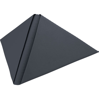 Um guardanapo Dunilin cinza escuro 48 x 48 cm 1/4 dobra da Duni GmbH está dobrado em uma forma triangular, parecida com uma pirâmide, com uma borda enrolada para dentro, e colocado sobre um fundo branco.