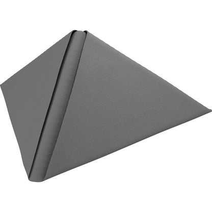 Um guardanapo Dunilin cinza 48 x 48 cm 1/4 dobra da Duni GmbH está cuidadosamente dobrado em uma forma triangular, parecida com uma pirâmide, em pé sobre um fundo branco simples.